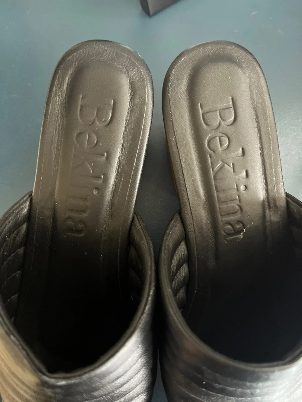 Beklina Ribbed Clogs, Size 8 - Picture 6 of 6